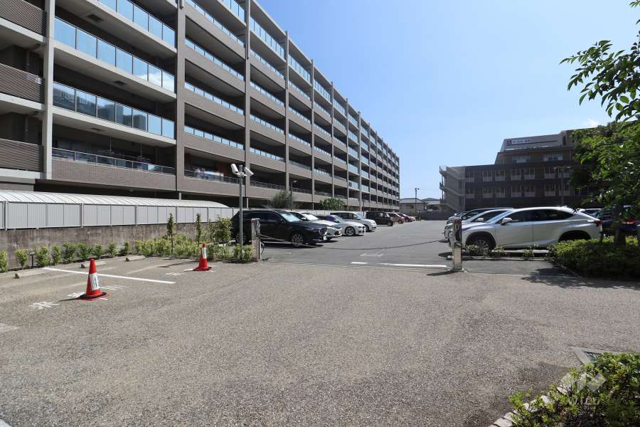 駐車場出入り口（ロボットゲート付き）・敷地内駐車場（屋外平面式）