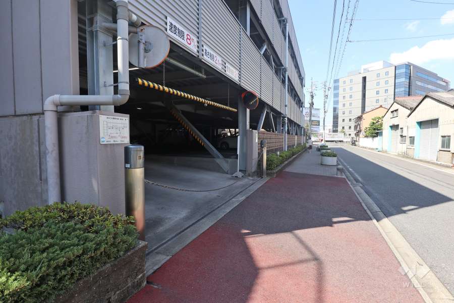 駐車場出入り口（ロボットゲート付き）・敷地内駐車場（自走式立体）