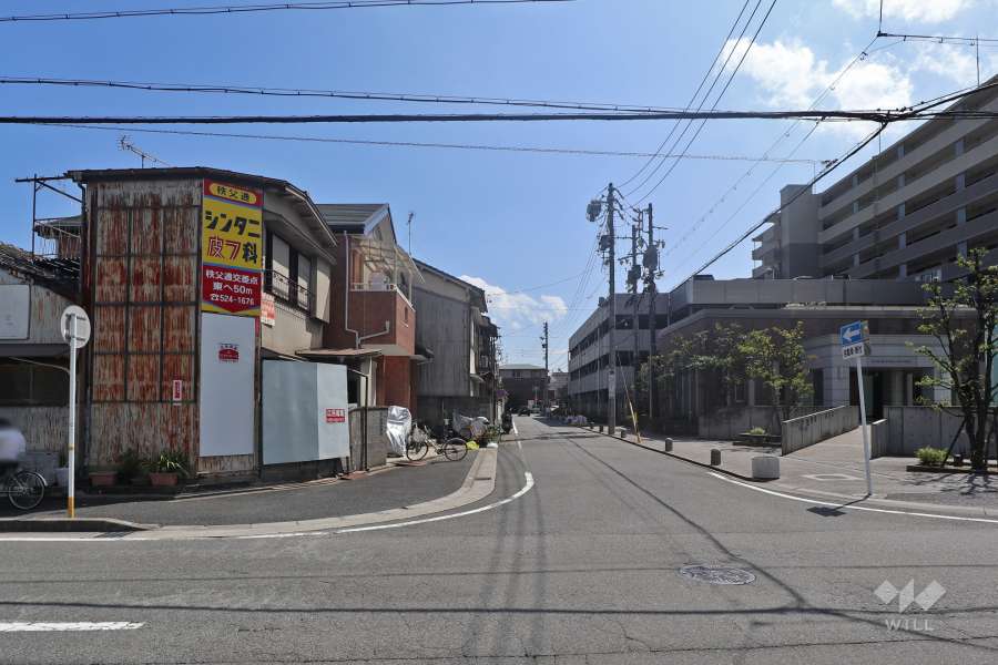 敷地北側の前面道路（西側から）