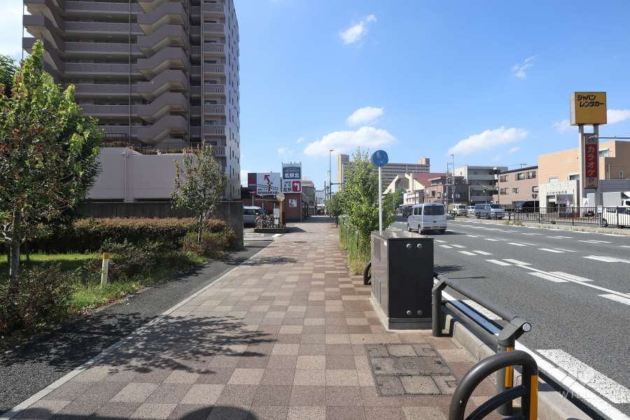 敷地西側には、片側三車線の幹線道路が通っています。（名古屋市道名古屋環状線）