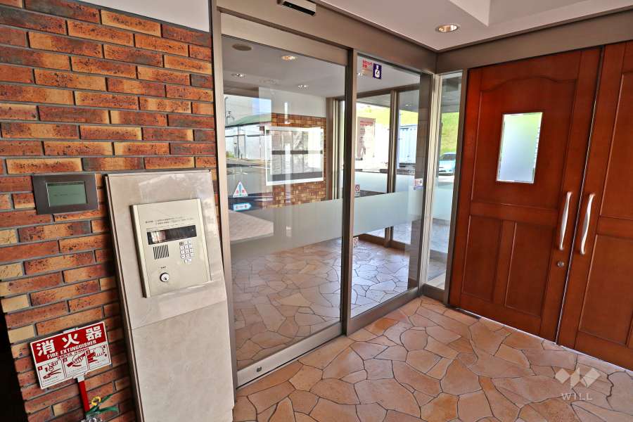 エントランスはオートロック付きです。