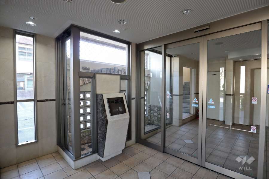 エントランスはオートロック付きです。