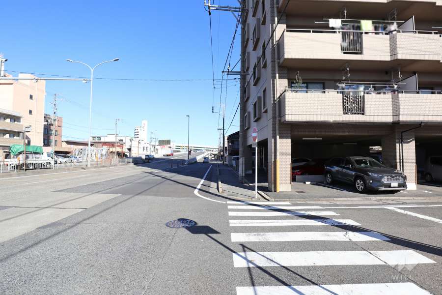 敷地西側は、片側三車線の幹線道路が通っています。（名古屋市道名古屋環状線）