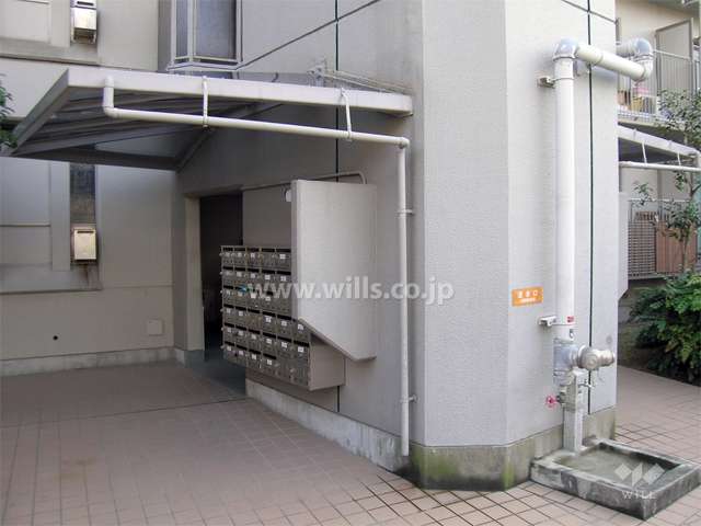 共用ポストとエレベーター棟