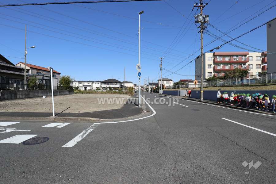 敷地西側の前面道路