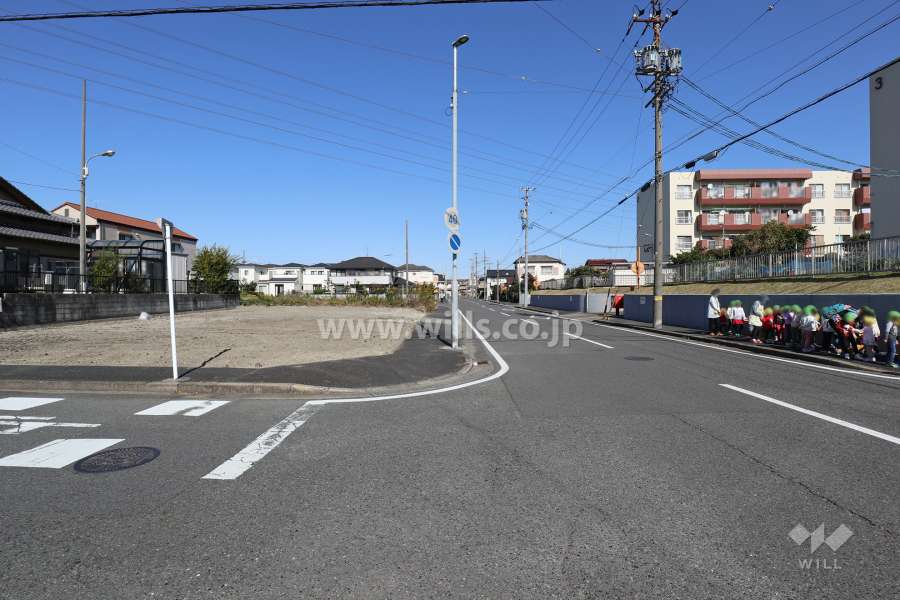 敷地西側の前面道路