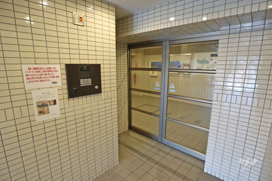 エントランスはオートロック付きです。