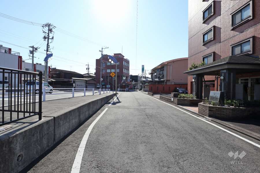 敷地東側の前面道路