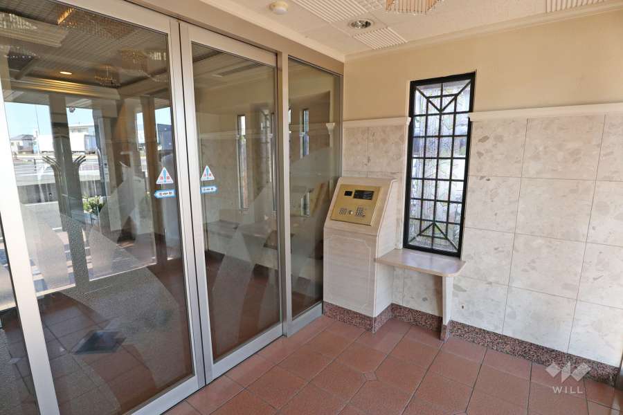 エントランスはオートロック付きです。