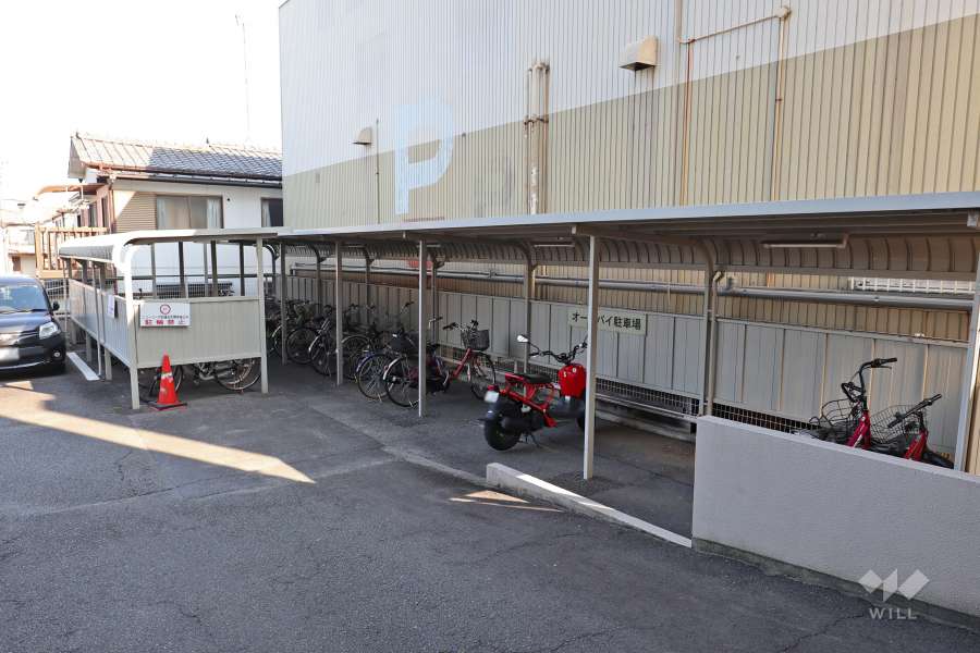 バイク置場と駐輪場