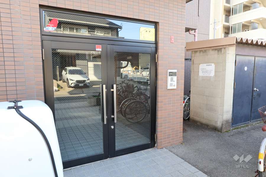エントランスはオートロック付きです。