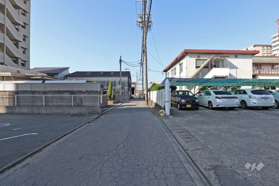 敷地北側の前面道路（東側から）