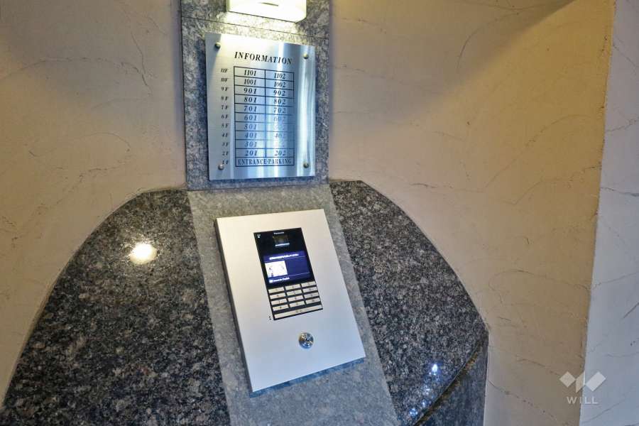 オートロックと案内板