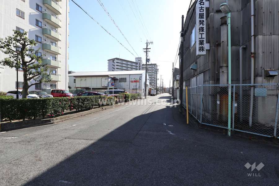 敷地西側の前面道路