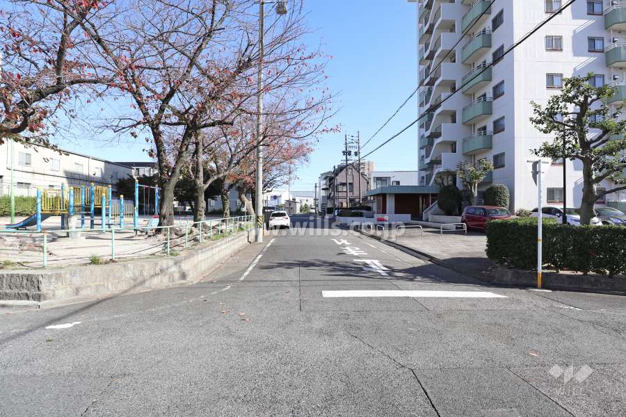 敷地北側に隣接する『花塚公園』