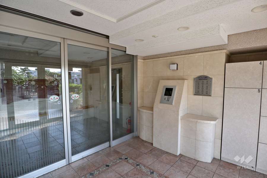 エントランスはオートロック付きです。