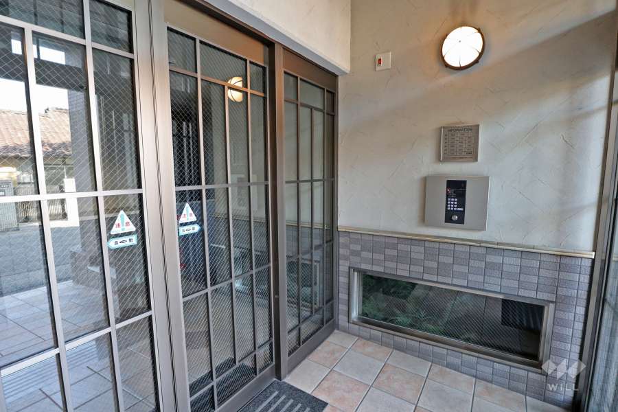 エントランスはオートロック付きです。