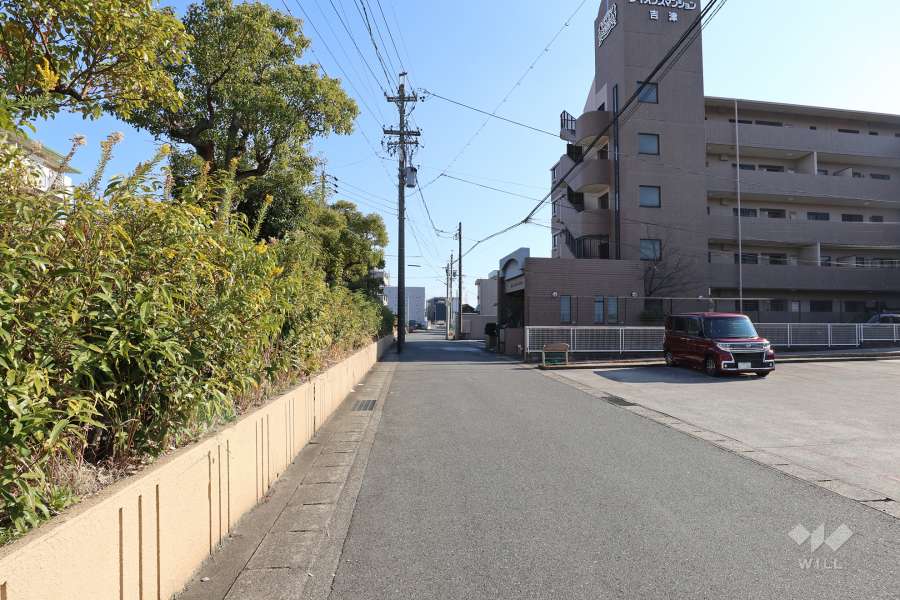 敷地北側の前面道路