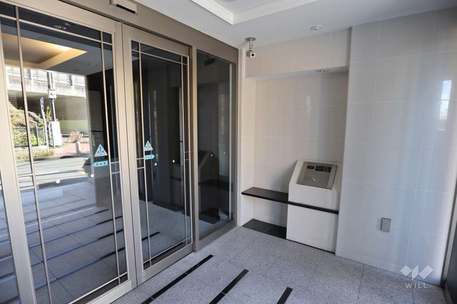 エントランスはオートロック付きです。