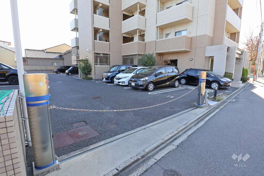 駐車場出入り口（ロボットゲート付き）・敷地内駐車場（屋外平面式）