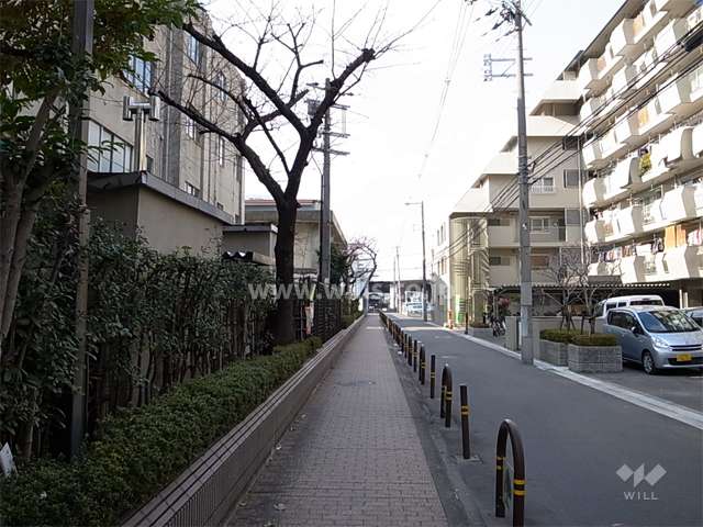 敷地の南側には道を挟んで豊津第二小学校があります。
