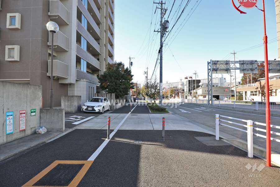 敷地北西側の前面道路（北東側から）