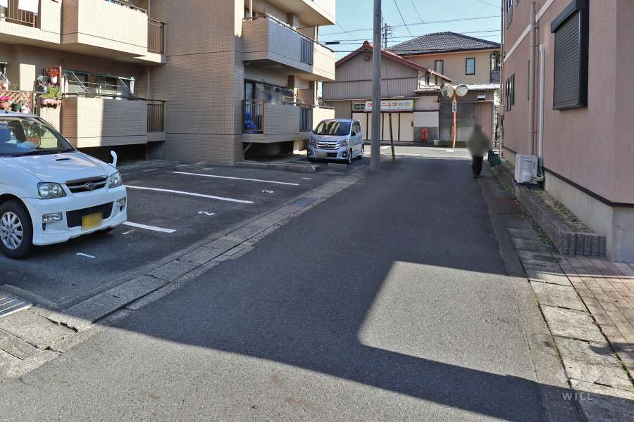 敷地南側の前面道路（西側から）