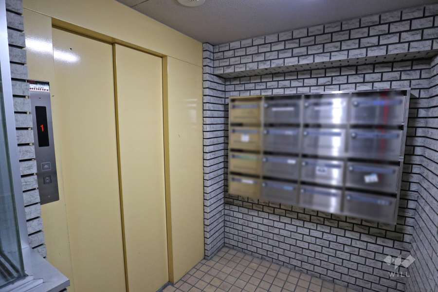 共用ポストとエレベーター