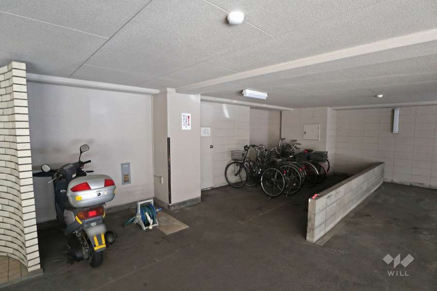 バイク置場と駐輪場