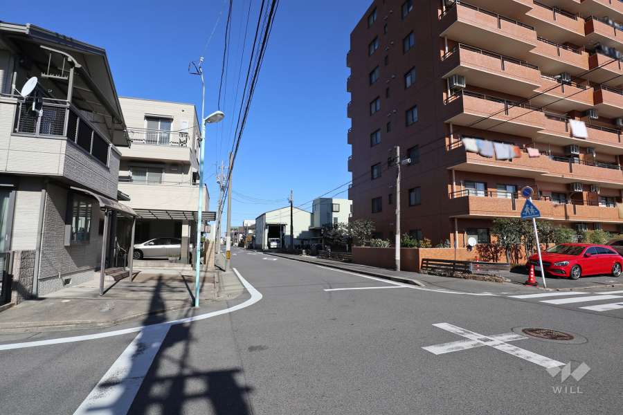 敷地西側の前面道路