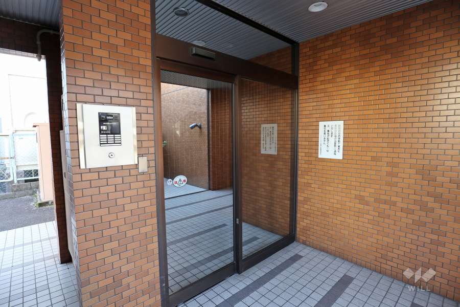 エントランスはオートロック付きです。