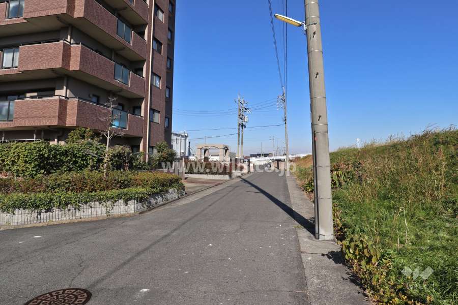 敷地東側の前面道路（県道59号を挟んで新川が流れています）