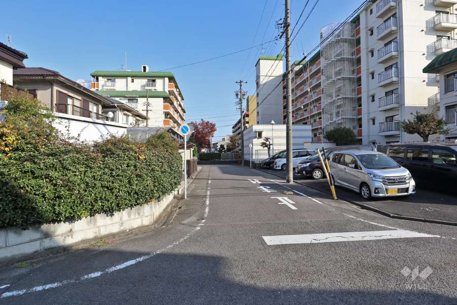 敷地北西側の前面道路（西側から）