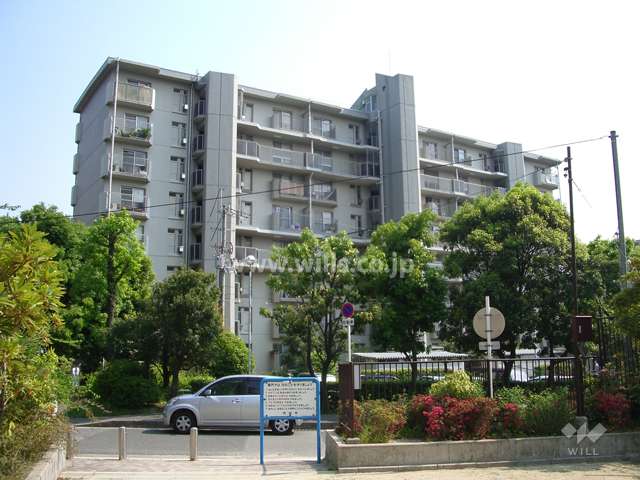 公団江坂住宅７号棟の外観（北から）