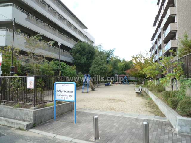 マンションの北側道路向かいにある公園