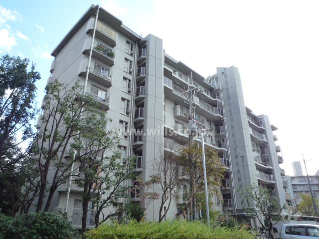 公団江坂住宅７号棟の外観（北から）