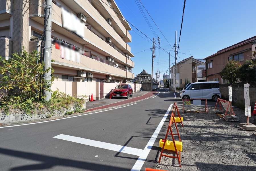 敷地南側の前面道路（西側から）