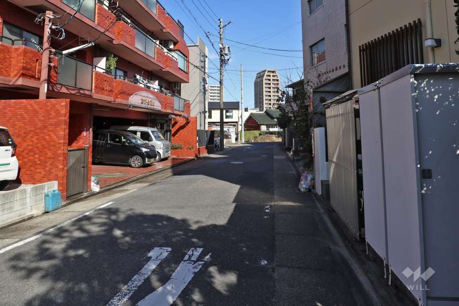 敷地東側の前面道路（南側から）