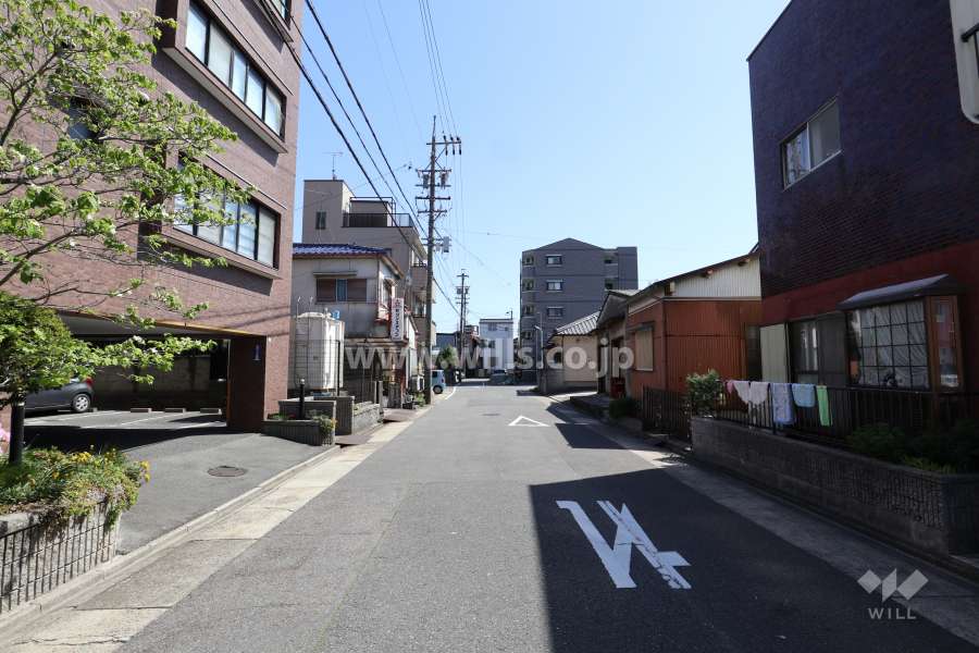 敷地西側の前面道路(北側から)