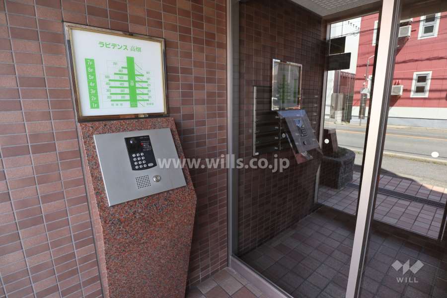 エントランスはオートロック付きです。