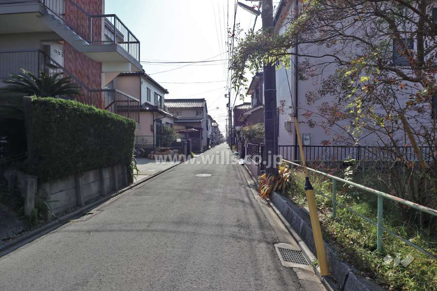 敷地西側の前面道路（北側から）