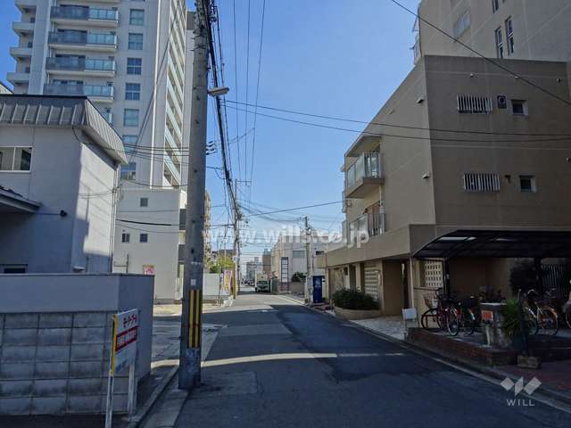 敷地北側の前面道路（西側から）