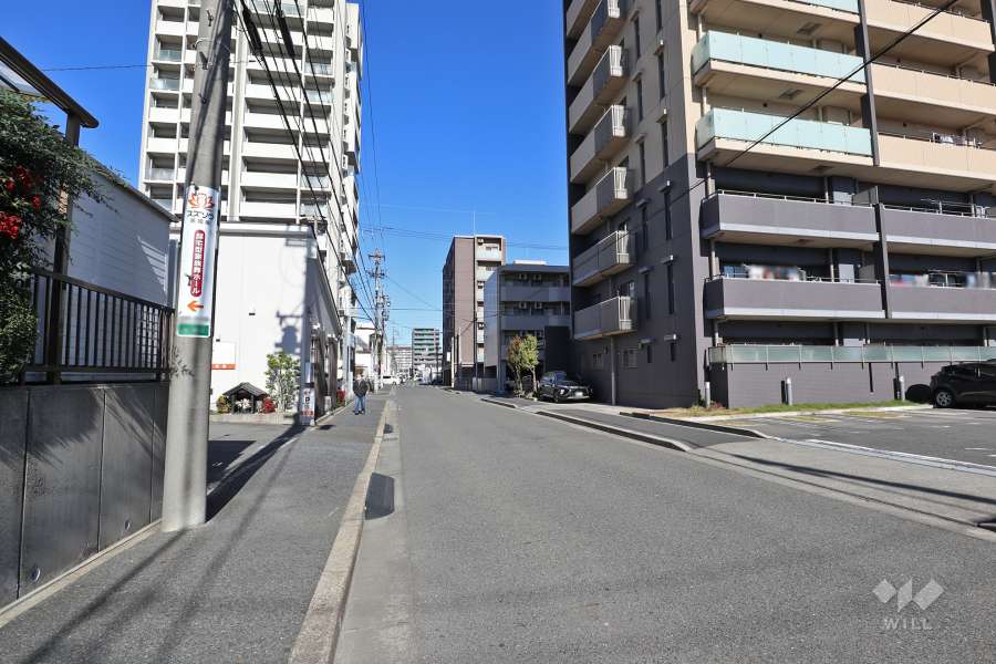 敷地西側の前面道路（南側から）