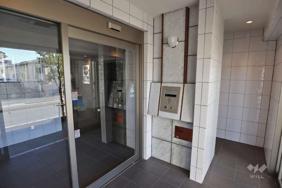 エントランスはオートロック付きです。