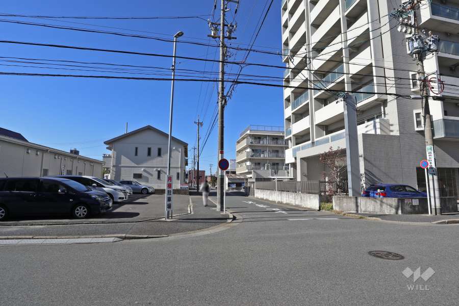 敷地南側の前面道路（東側から）