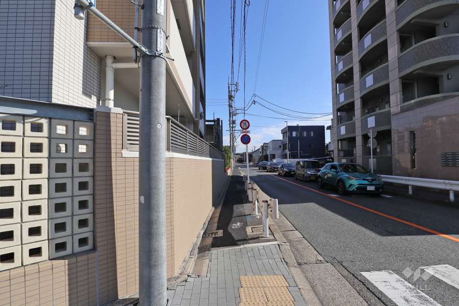 敷地南側の前面道路（高畑東西第10号線）