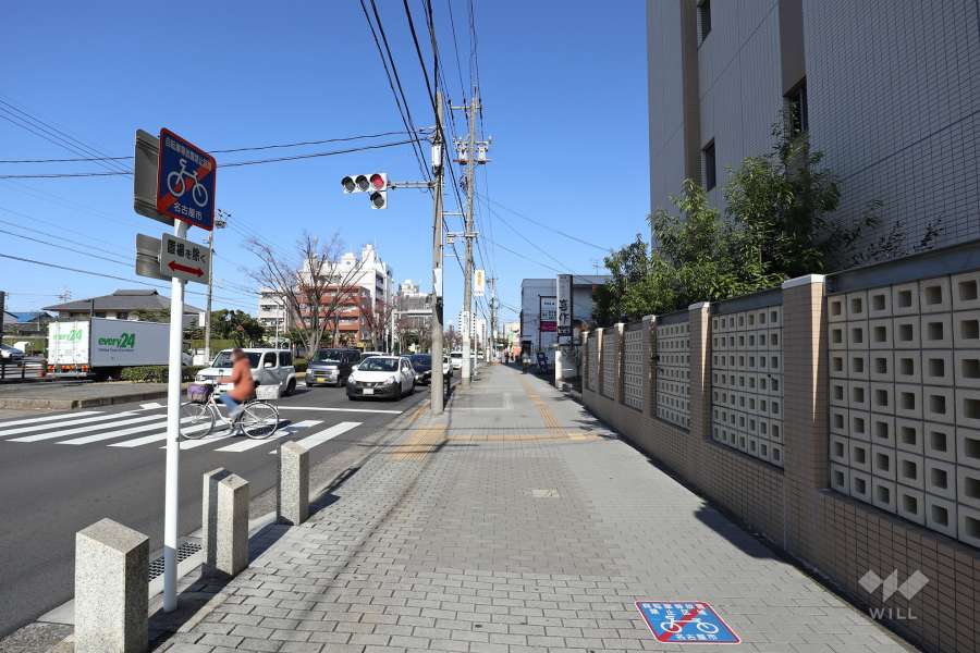 敷地西側の前面道路