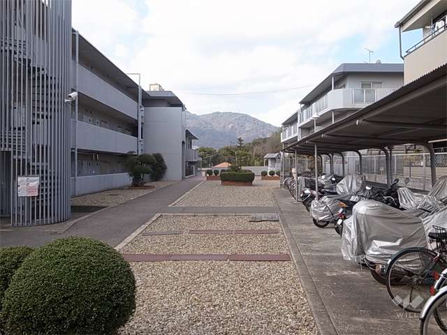 敷地中央にある広場と駐輪場