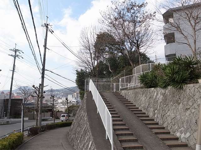 高台に立っており、敷地南側にはバス通りが通っています。