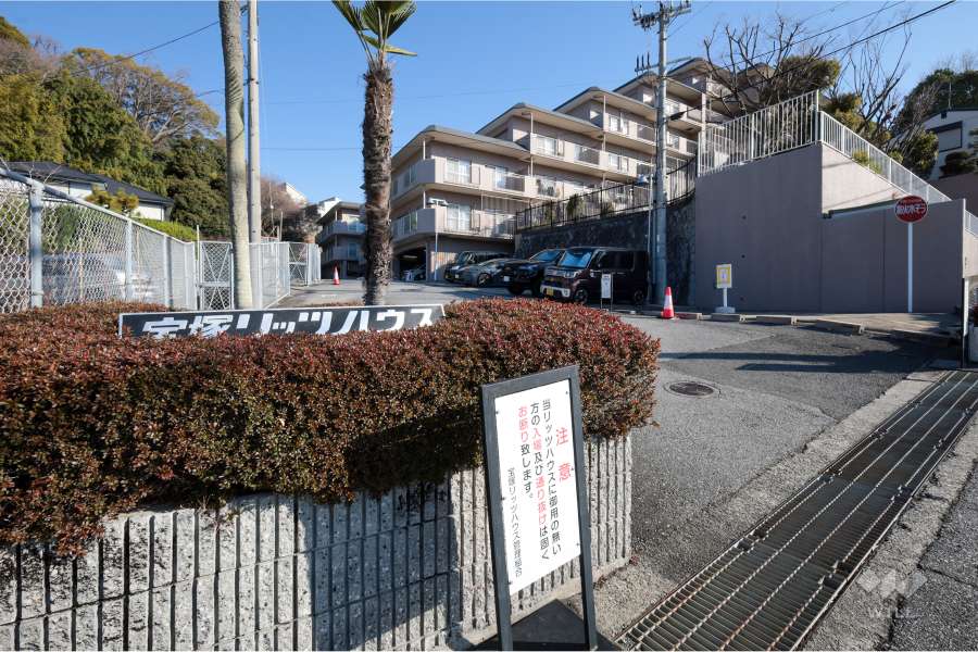 敷地出入口に設置された銘板